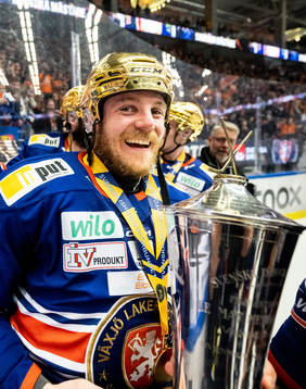 Växjös Erik Josefsson jublar med LeMat pokalen