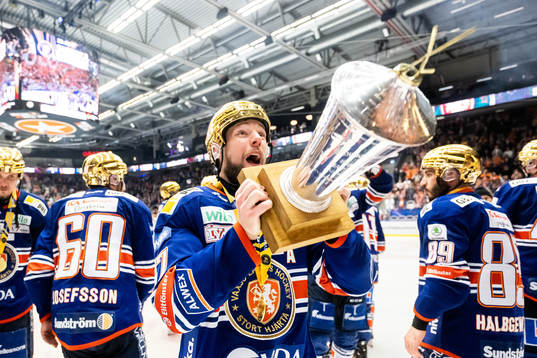 Växjös Robert Rosén jublar med LeMat pokalen
