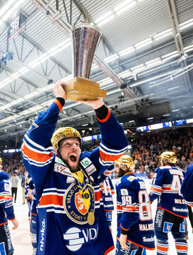 Växjös Robert Rosén jublar med LeMat pokalen