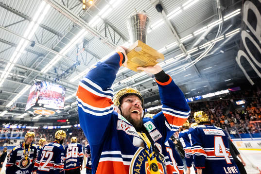 Växjös Robert Rosén jublar med LeMat pokalen