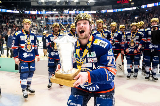 Växjös Martin Lundberg jublar med LeMat pokalen