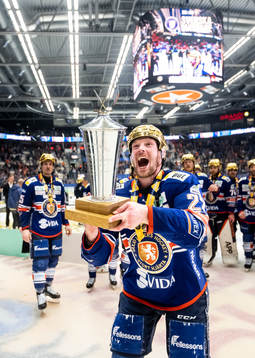 Växjös Martin Lundberg jublar med LeMat pokalen