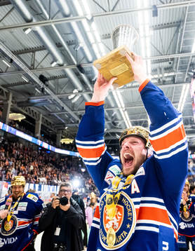 Växjös Martin Lundberg jublar med LeMat pokalen