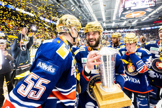 Växjös Tobias Rieder jublar med LeMat pokalen