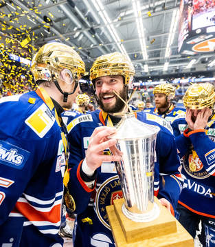 Växjös Tobias Rieder jublar med LeMat pokalen