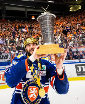 Växjös Tobias Rieder jublar med LeMat pokalen