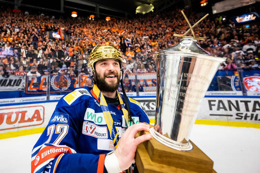 Växjös Tobias Rieder jublar med LeMat pokalen