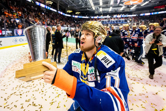 Växjös Kalle Kossila jublar med LeMat pokalen