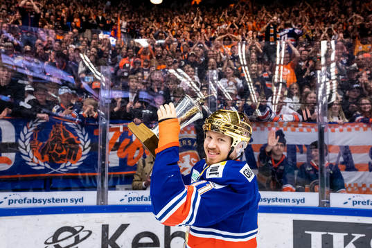 Växjös Kalle Kossila jublar med LeMat pokalen