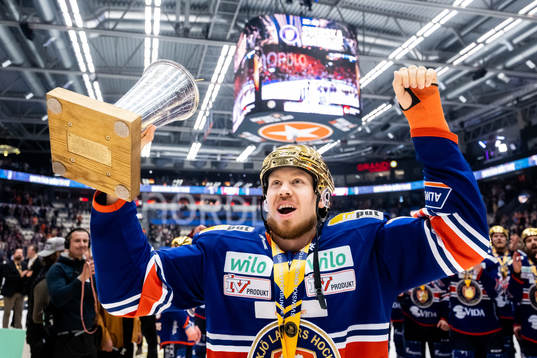 Växjös Kalle Kossila jublar med LeMat pokalen