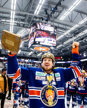 Växjös Kalle Kossila jublar med LeMat pokalen