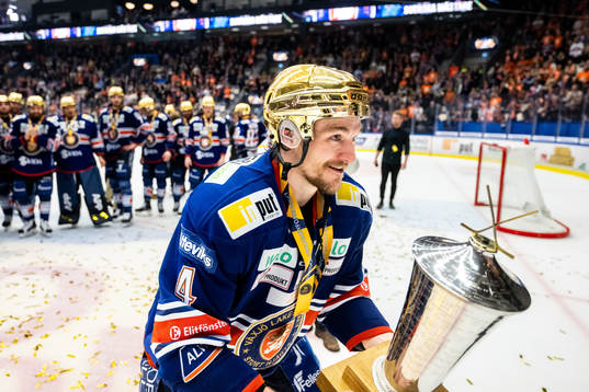 Växjös Keegan Lowe jublar med LeMat pokalen
