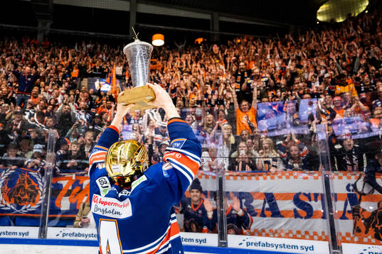 Växjös Keegan Lowe jublar med LeMat pokalen