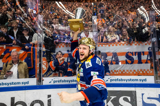 Växjös Keegan Lowe jublar med LeMat pokalen