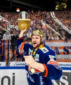 Växjös Keegan Lowe jublar med LeMat pokalen