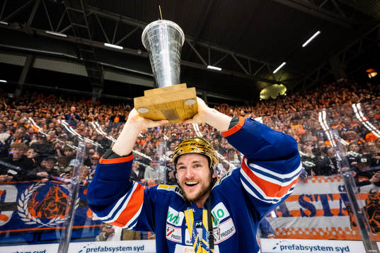 Växjös Keegan Lowe jublar med LeMat pokalen