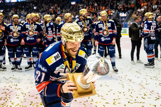 Växjös Brian Cooper jublar med LeMat pokalen