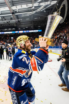 Växjös Brian Cooper jublar med LeMat pokalen