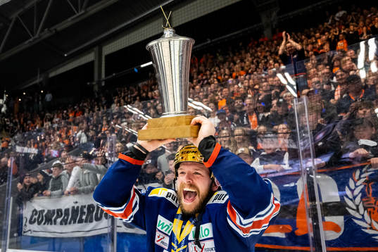 Växjös Brian Cooper jublar med LeMat pokalen