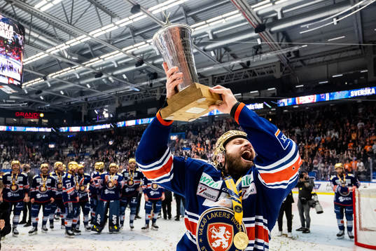 Växjös Lukas Bengtsson jublar med LeMat pokalen