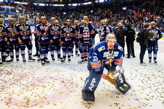 Växjös målvakt Emil Larmi jublar med LeMat pokalen