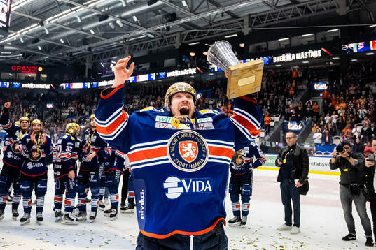 Växjös målvakt Emil Larmi jublar med LeMat pokalen