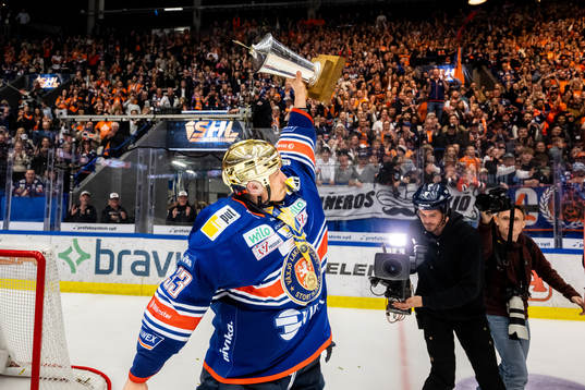 Växjös målvakt Emil Larmi jublar med LeMat pokalen