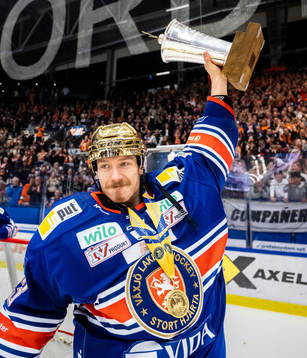 Växjös målvakt Emil Larmi jublar med LeMat pokalen