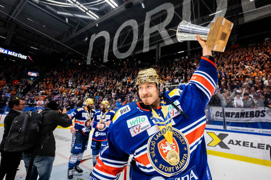 Växjös målvakt Emil Larmi jublar med LeMat pokalen