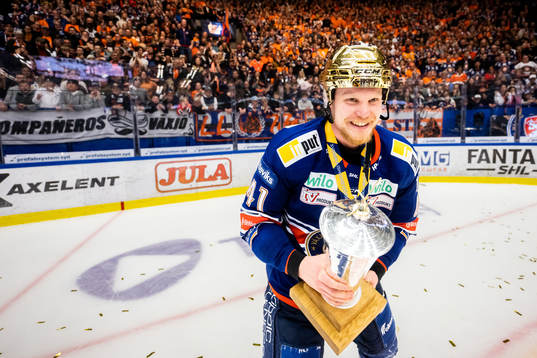 Växjös Ludvig Nilsson jublar med LeMat pokalen
