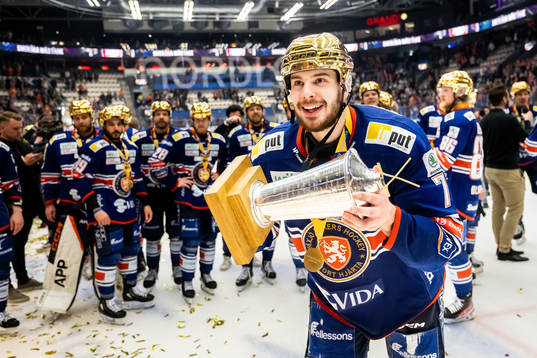 Växjös Hardy Häman Aktell jublar med LeMat pokalen