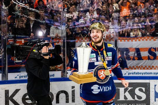 Växjös Hardy Häman Aktell jublar med LeMat pokalen