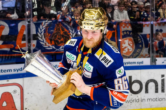 Växjös Joachim Blichfeld jublar med LeMat pokalen