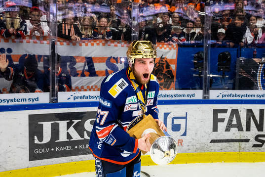 Växjös Glenn Gustafsson jublar med LeMat pokalen