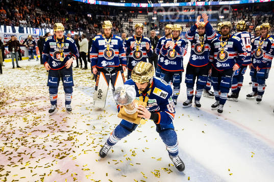 Växjös Jayden Halbgewachs jublar med LeMat pokalen