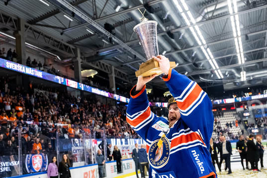 Växjös målvakt Adam Åhman jublar med LeMat pokalen