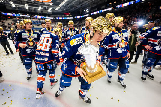 Växjös Filip Eriksson jublar med LeMat pokalen
