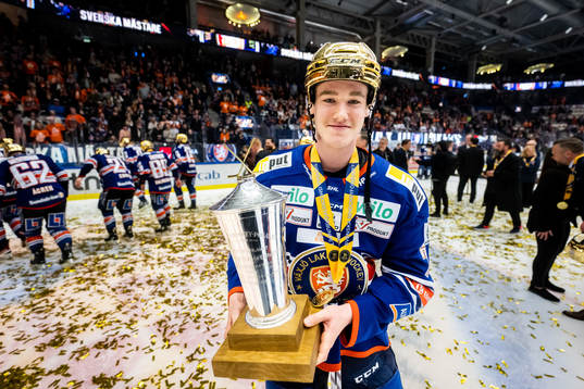 Växjös Filip Eriksson jublar med LeMat pokalen