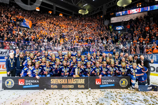 Växjös spelare jublar med LeMat pokalen