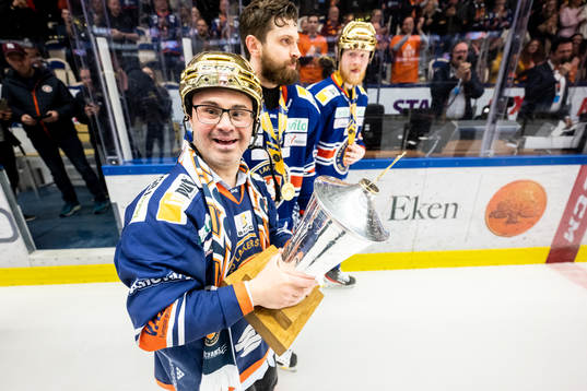 Växjös supporter Haykar Aziz jublar med LeMat pokalen