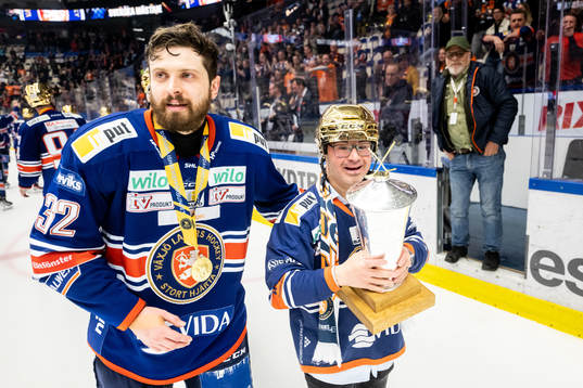 Växjös Lukas Bengtsson och supporter Haykar Aziz jublar