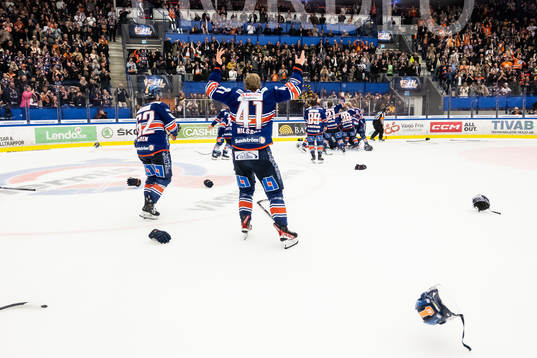 Växjös spelare jublar på slutsignal