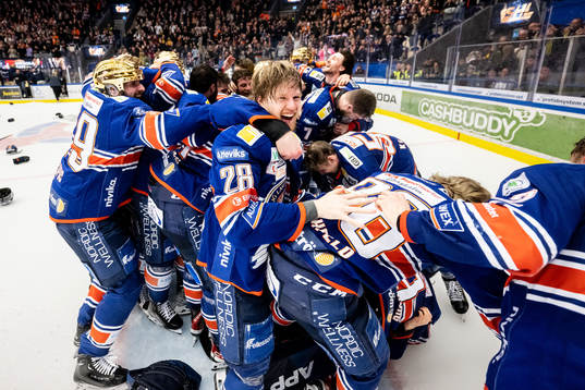 Växjös spelare med Hugo Gustafsson (m) jublar på