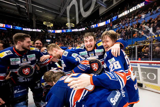 Växjös spelare med Glenn Gustafsson och Hugo Gustafsson