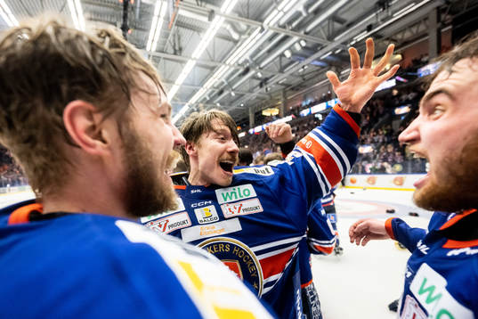 Växjös målvakt Emil Larmi jublar