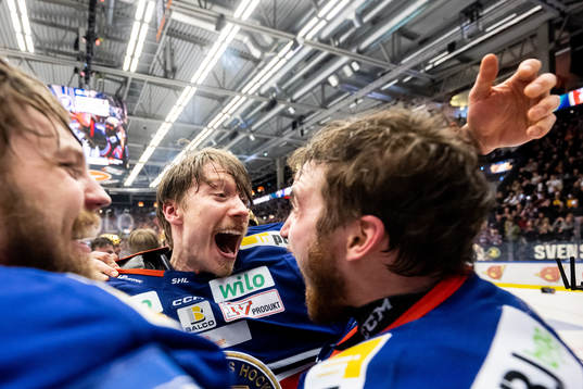Växjös målvakt Emil Larmi jublar