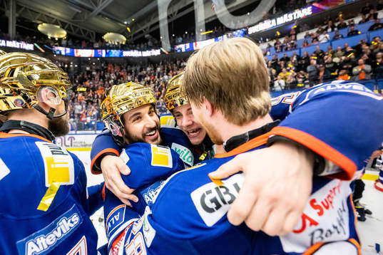 Växjös Jayden Halbgewachs och Victor Stjernborg jublar