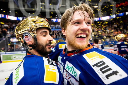 Växjös Jayden Halbgewachs och Hugo Gustafsson  jublar
