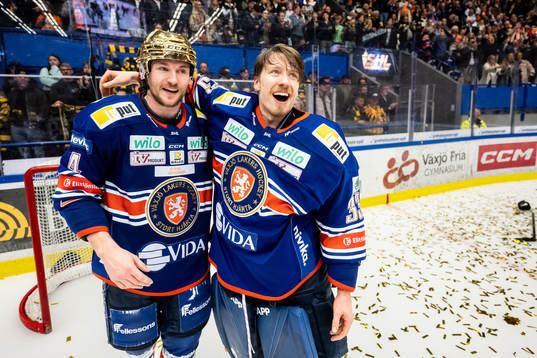 Växjös Keegan Lowe och målvakt Emil Larmi jublar