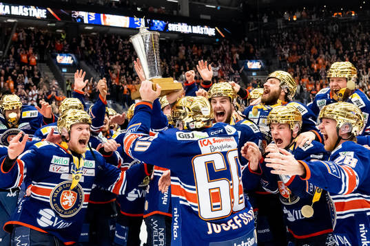 Växjös spelare jublar med LeMat pokalen